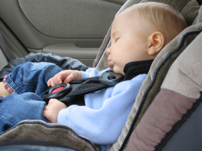 Los peligros de dejar a los niños solos en el auto