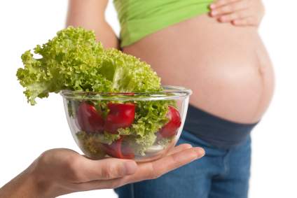 ¿Cómo debe alimentarse la mujer durante el embarazo?
