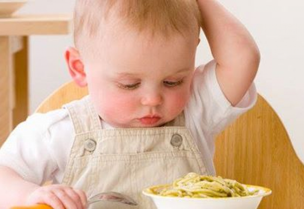 Ребенок плохо есть вечером. Ребенок плохо ест. Ребенок плохо ест смесь. Ребенок не хочет есть прикорм. Естественный прикорм.