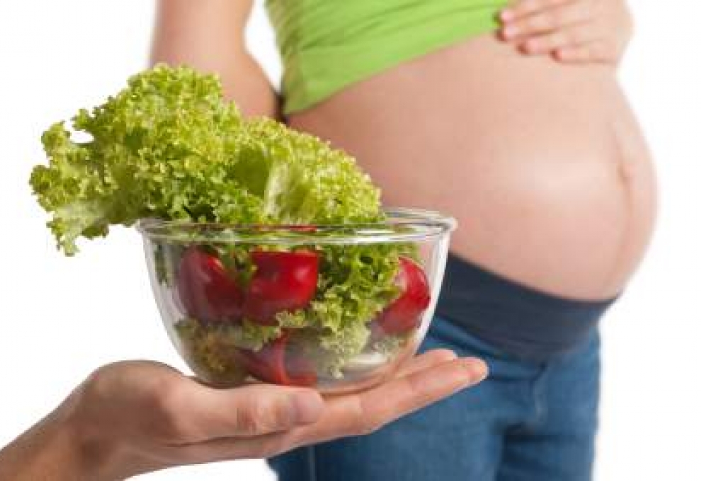 ¿Cómo debe alimentarse la mujer durante el embarazo?