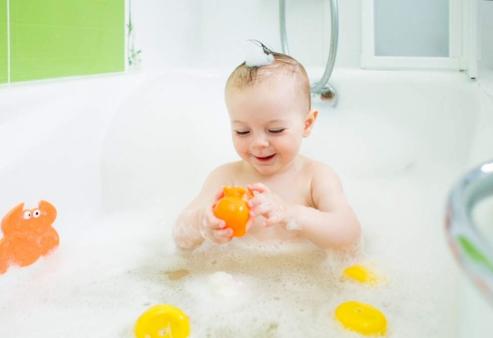 Joya envidia A tiempo A qué jugar mientras bañamos al bebé? | Planeta Mamá
