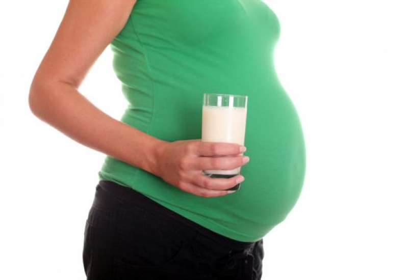 ¿Cuánto calcio se recomienda consumir por día durante el embarazo?