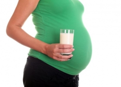 ¿Cuánto calcio se recomienda consumir por día durante el embarazo?