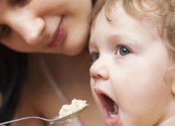 Los 6 alimentos que no debés darle a tu hijo menor de 3 años